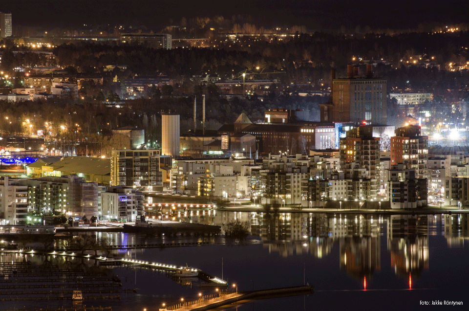 Kvällsbild tagen snett uppifrån mot Östra hamnen och Lillåudden