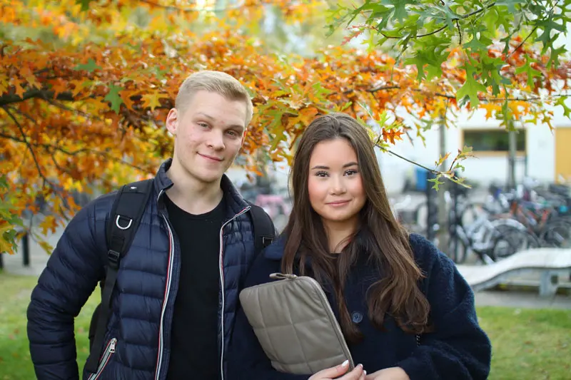 Två elever på Carlforsska gymnasiet