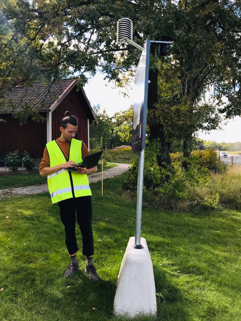 Art Branny, klimatforskare vid Stockholms universitet,
intill den nya vädersensorn i Sätra.