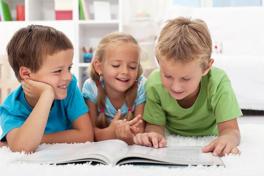 Barn som har roligt när de läser. 