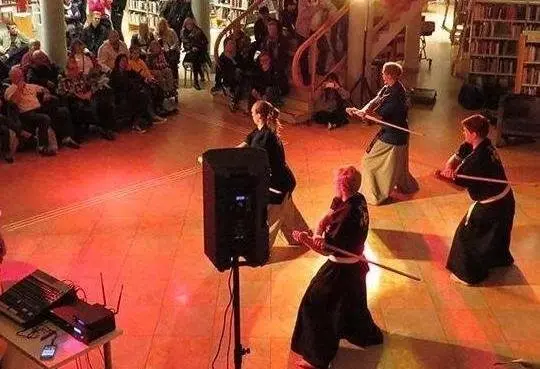 Bild från en show där man dansar med svärd.