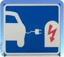 Skylt som visar bil som laddas med el.