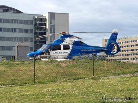 Ambulanshelikopter som håller på att landa vid sjukhuset.