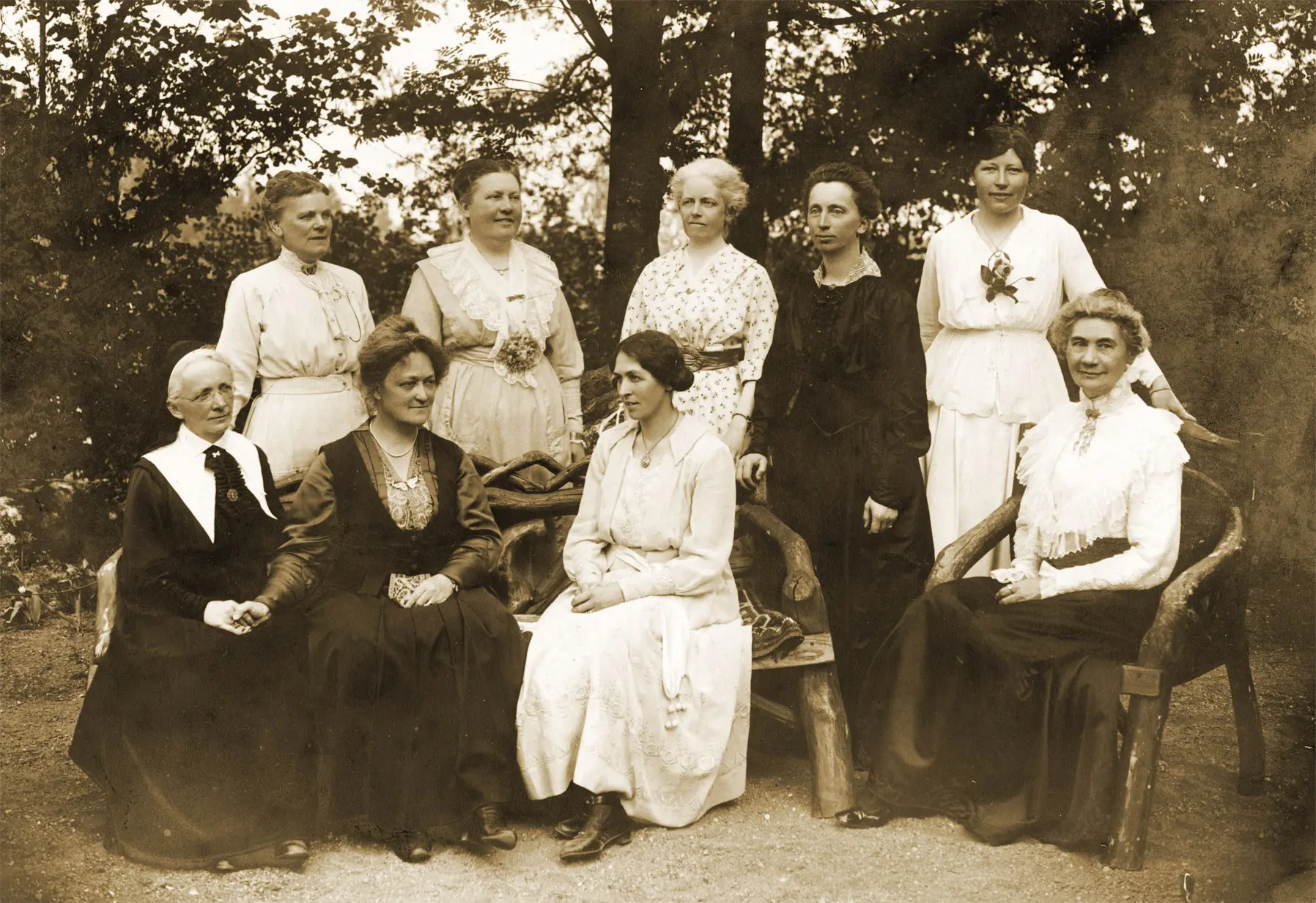 Styrelsen i Föreningen för Kvinnans Politiska Rösträtt (FKPR) 1918. Bildkälla: Carl Hennings samling.