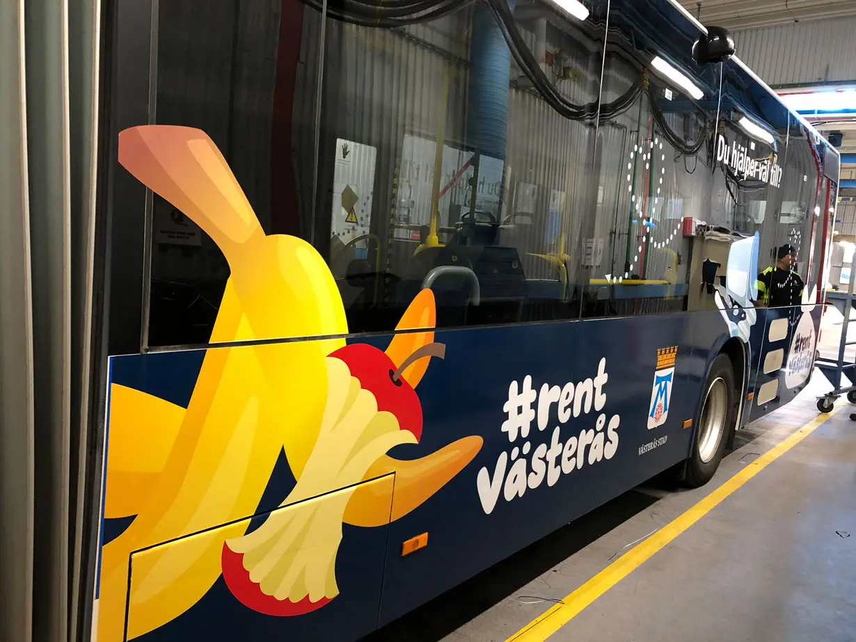 Rent Västerås - buss med illustration av äppelskrutt och bananskal på sidan. 