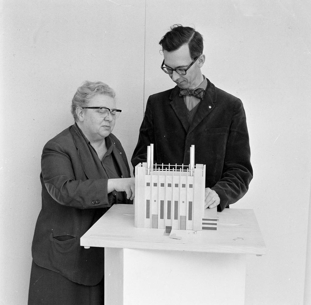 Elsa Sundling och konstintendenten Sven Hammarlund 