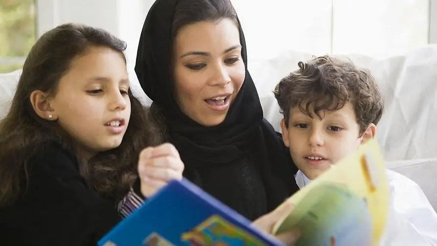 En kvinna läser för två barn.