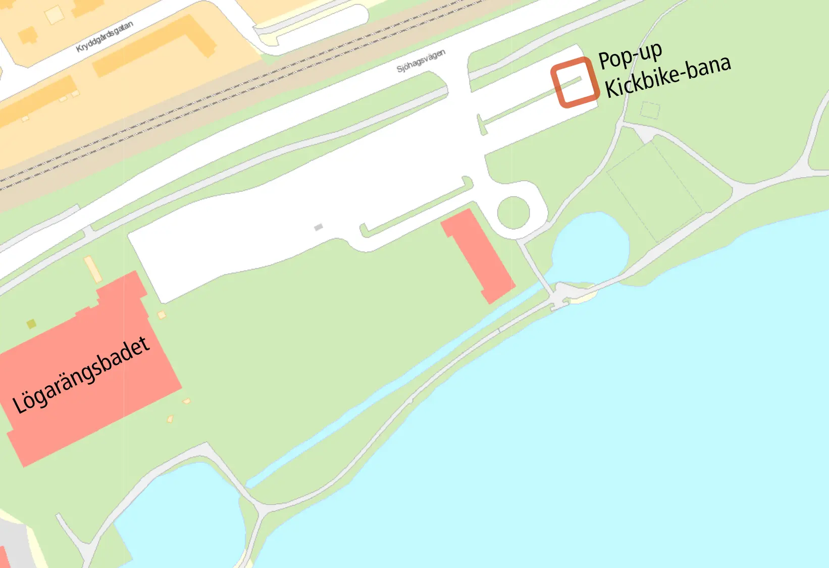kartbild över Lögarängsbadet och parkeringen. På parkeringen ovanför lekplatsen finns kickbike-banan.