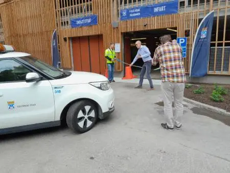 Elbil kör in genom porten till parkeringshuset Högne