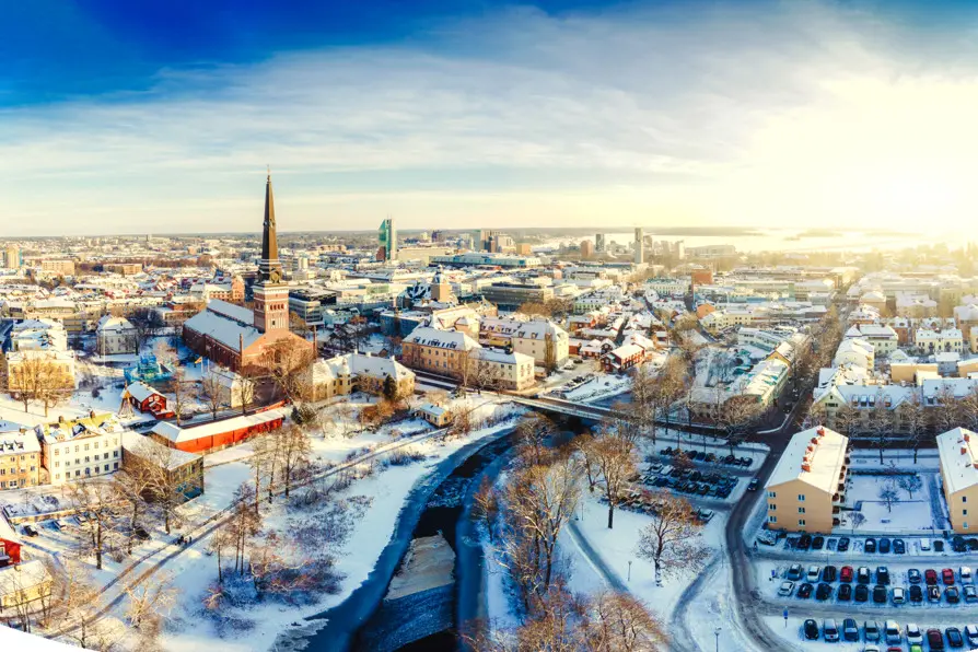 Vinterbild från ovan över Västerås med utsikt över Svartån och Västerås domkyrka. Fotograf: Avig Kazanjian.