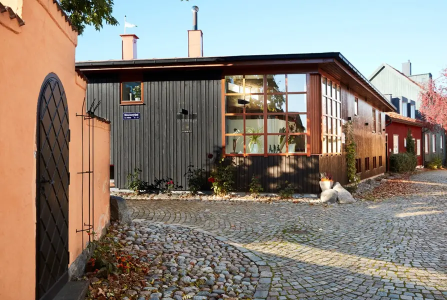 Brunt envåningshus i trä på Kyrkbacken. Fotograf: Lasse Fredriksson