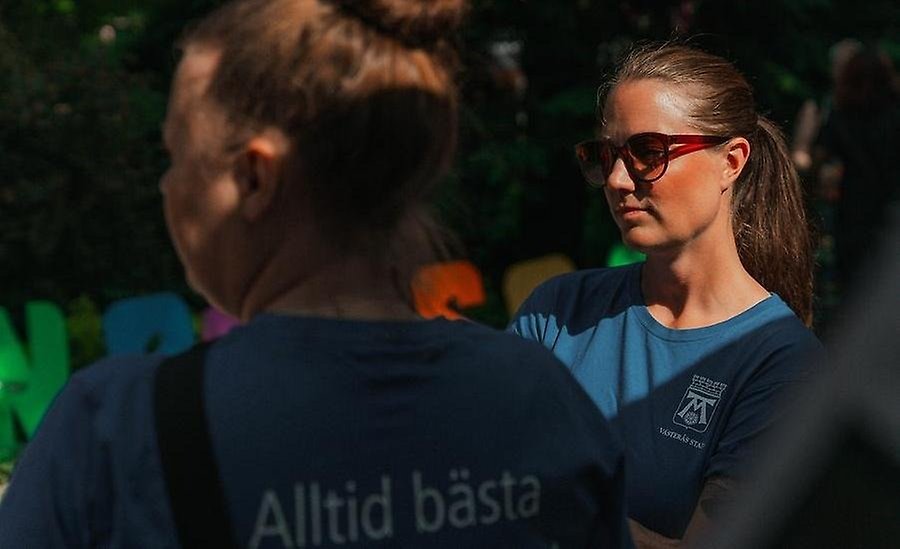Två kvinnor i Västerås stad t-shirtar.