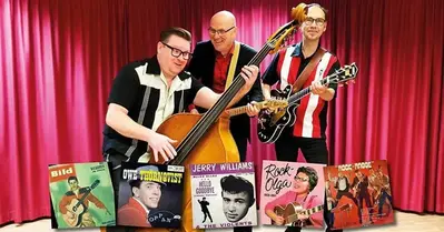 Tre glasögonprydda män klädda i 50-talskläder, med varsitt instrument - basfiol, elgitarr och elgitarr bakom skivomslag med Owe Thörnqvist, Jerry Williams, Rock-Olga och Rock-Ragge.