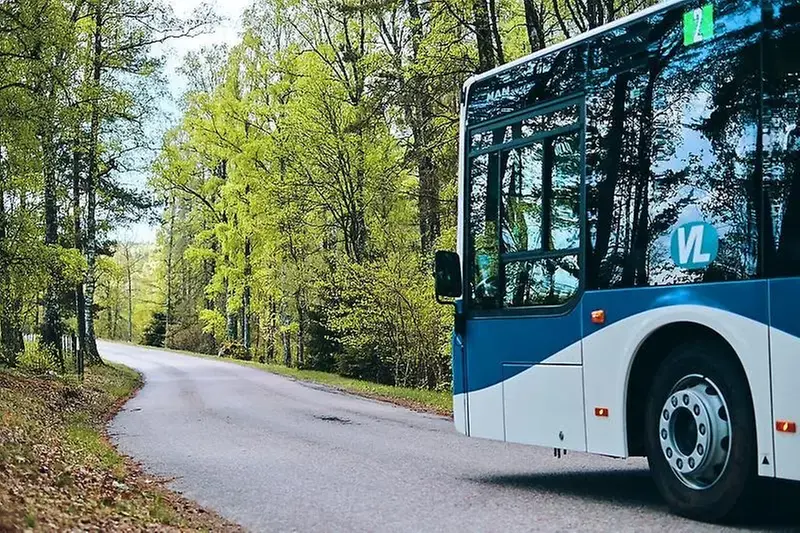 En VL-buss åker på Björnö.