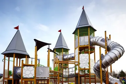 Lillhamra lekplats med torn med blå himmel i bakgrunden.